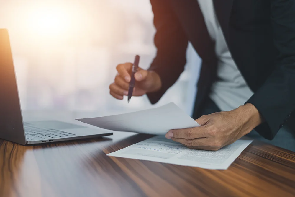 Teamgespräch zwischen zwei Frauen in einem hellen Büro mit großem Fenster.