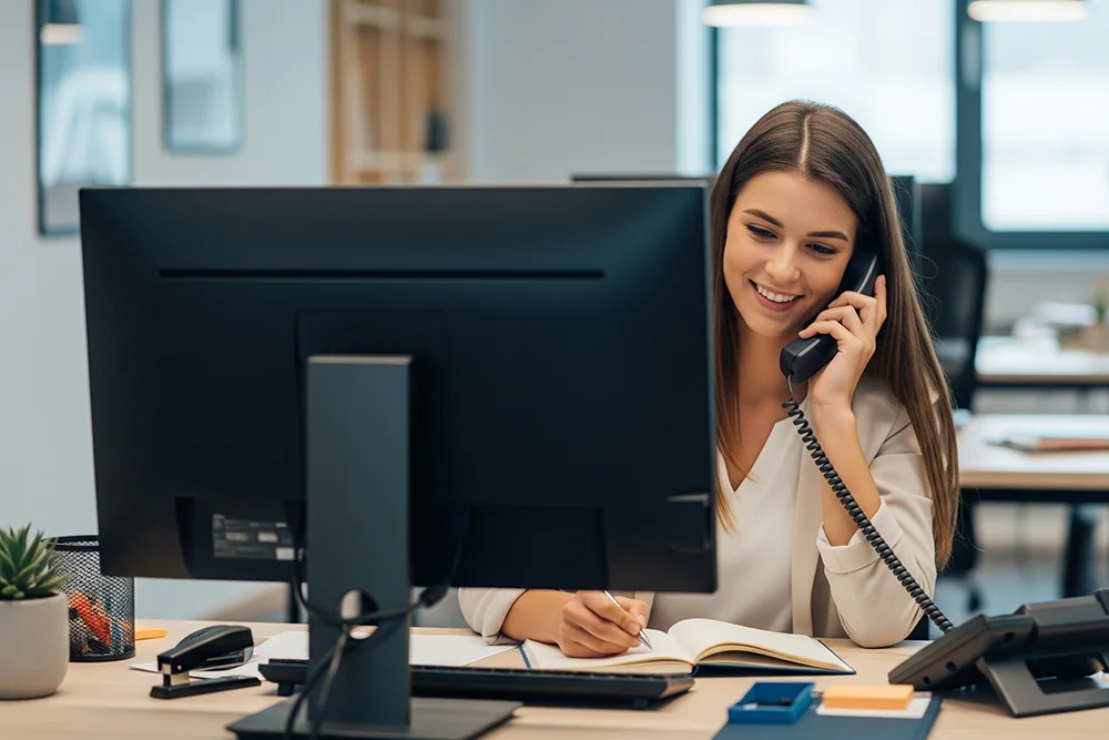 Mann oder Frau analysiert Berichte und macht Notizen mit einem Stift.